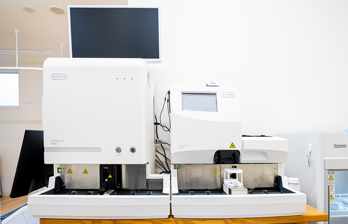 尿沈渣分析装置（左）と全自動尿分析装置（右）